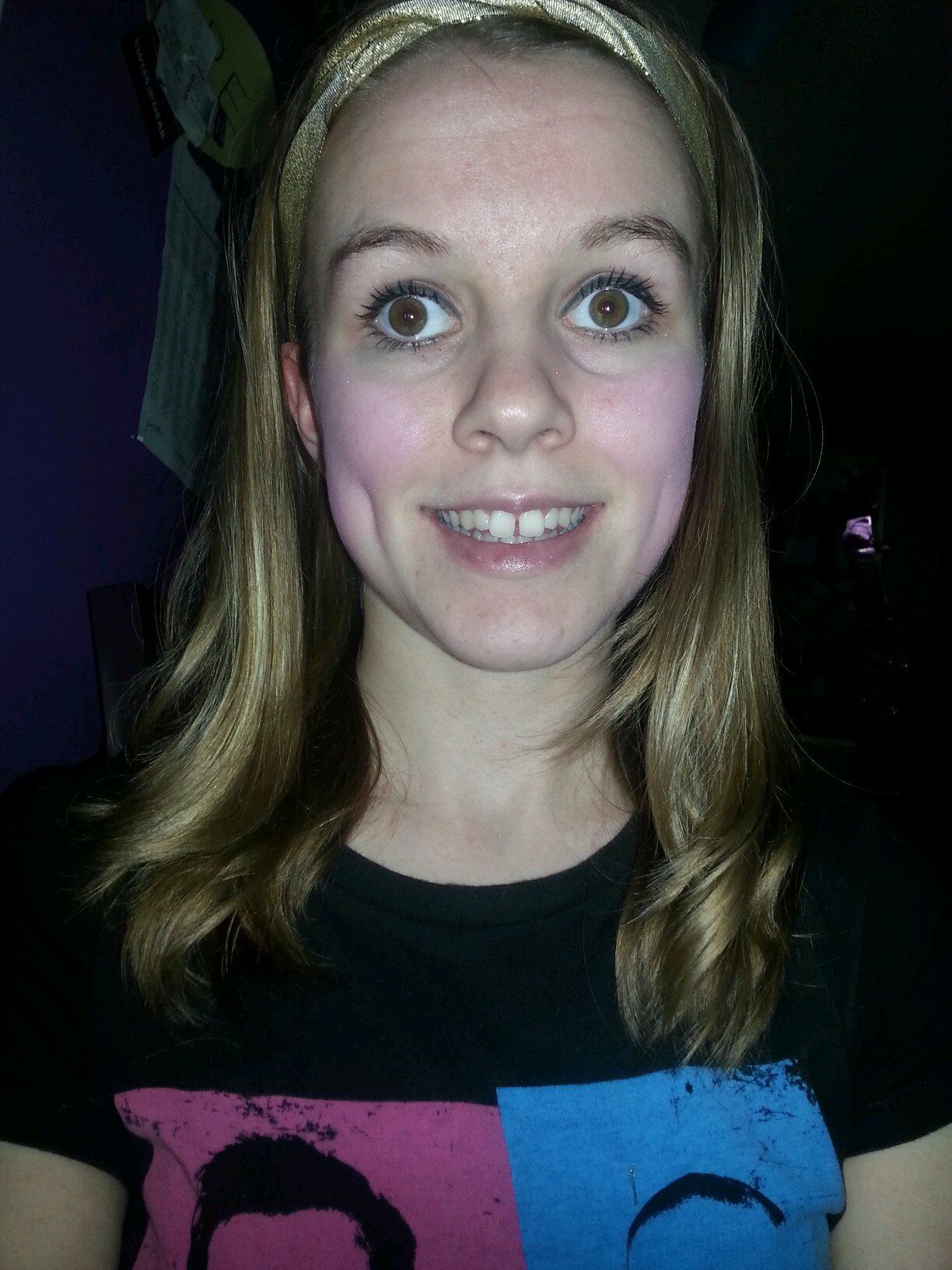 I follow back! :) I am a Tswiftie, for life!  Live,laugh,love.
-University student, love working out & reading.