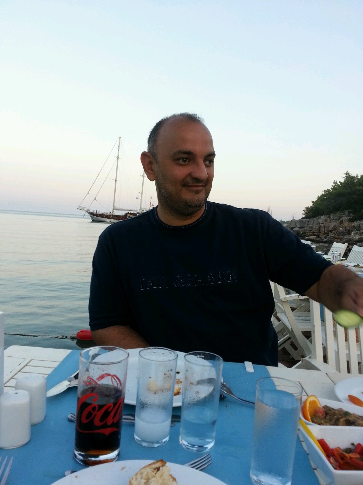 evli, iki cocuk babasi beyefendi bir insan