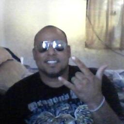 SOY UN CHAVO ALEGRE Y BUENA ONDA ME ENCANTA LEER Y CHATEAR LAS MOTOS Y EL ROCK Y EL HIP HOP