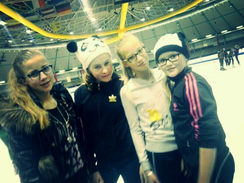 Donkerblond haar ♡ / Blauwe ogen ♡ / 13 Jaar.♡ / Christen ♡ / Pieterzandt. ♡ /  U1Ga.♡ Love my Friendss !♡♡♡