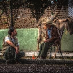 Fotógrafo y periodista
 Duranguense. Feliz y enamorado. Abuelo recién estrenado.