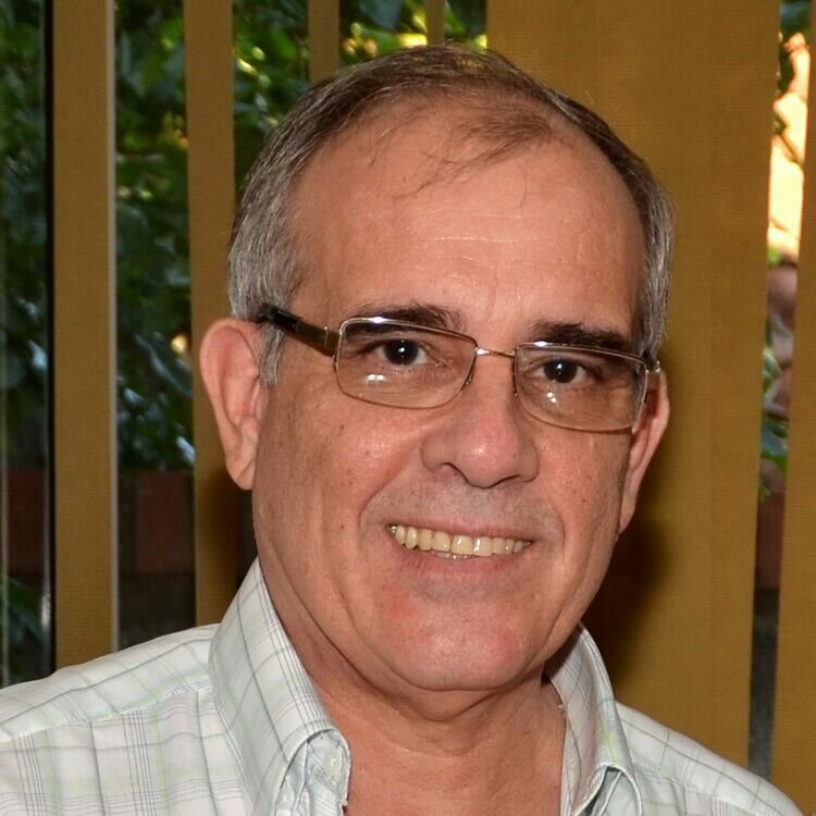 Jubilado tekorei a tiempo completo.
Me encanta leer, la fotografía, el tenis, cocinar, las reuniones con amigos y el ajedrez