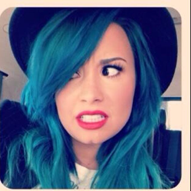 Eu sou a @shit_demetria , fiz esse fc para poder votar na demi , pq sempre fico block no shit_demetria