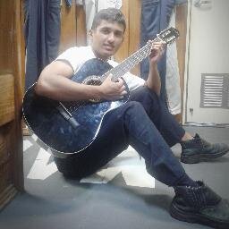 amo cantar e tocar bateria e violão..jogar bola e estudar é meu vício..