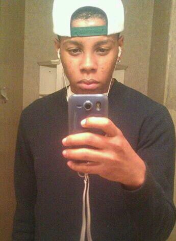 follow me I follow back. I love darkskinned girls but light skinned is cool to. I'm new to this so help a nigga out.