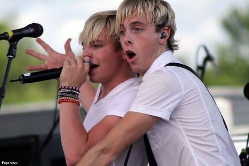 I love R5!!!! I want you bad!!