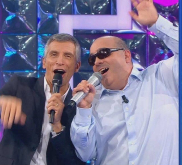 musicien chanteur animateur de soirée, aime le football, la musique, le cinéma le théatre