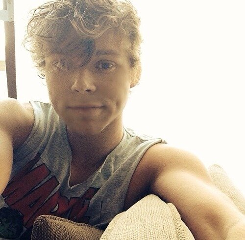 pls follow @lashtonidk_ bc she gave u a follow and ilysm and she'll follow you back :)