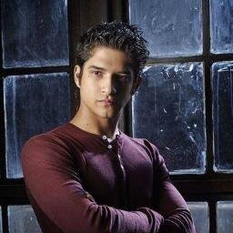 pour tout les fan de teen wolf suivez nous sur twitter et facebook