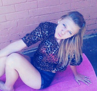 I'm 18 still in high school pta Tuine... Always being my fun self partying with friends... Loving music en eks TROTS afrikaans:)* cool neh :p*