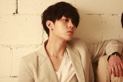 l'm not real Young Jun Hyung. [용현](w.숙이센터좀)아이라인 그리는 남자 용준형[21]/까칠,무심,용불출/[팬:실루엣](2013.1.7~2014.1.25)/싱크지적은 둥글게.