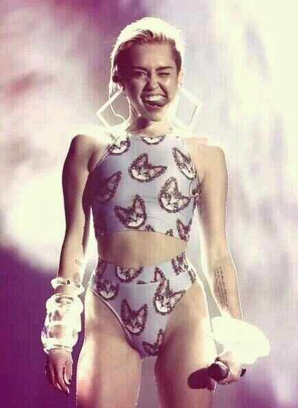 If you hate Miley then dont talk to me. I'm a self-confessed HARDCORE and close minded smiler who won't hear any negatives about her. I worship her THAT much.