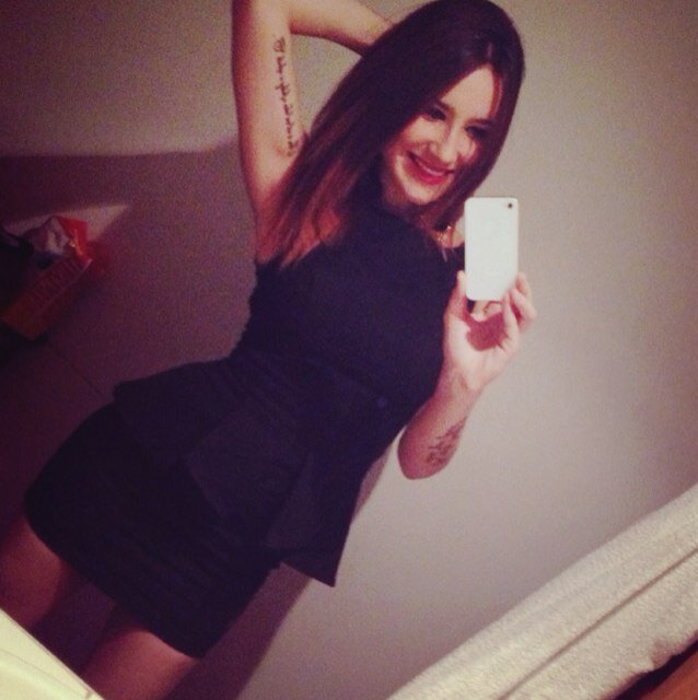 Sonriente y feliz, muy cabezona en determinados casos . Me vuelve loca el chocolate ♡ The only truth is what you feel :))