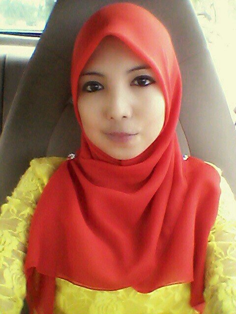 Daripada kau kejar HOT baik kau kejar aku -_- comel pun comel :P