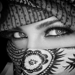 انا أردنـــيــــة والـــــشـــــرف لــي هـــــويَه
ما احني هــامتي لغـــــير الواحـــــد القهـــــار
نفـــــسي عـــــزيـــــزة ترفـــــض الذل ابيَـــــه
من ص