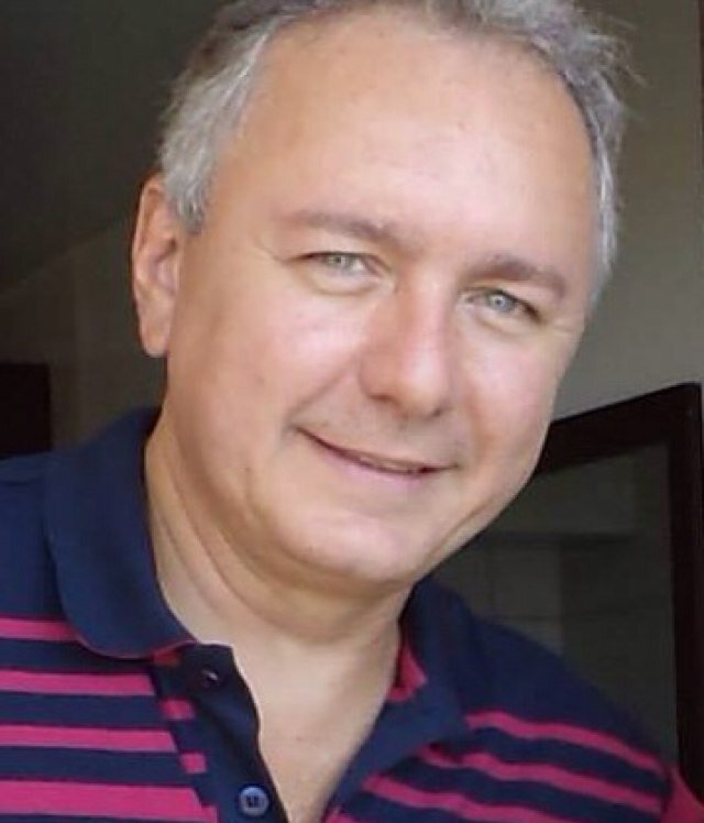 Trabalho com tecnologia e adoro tudo sobre política, futebol, literatura, aeromodelismo, praia,...