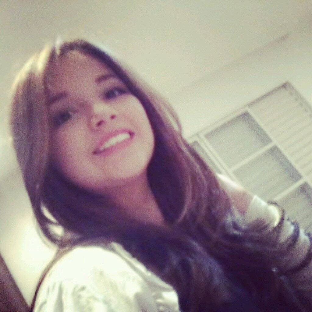Deixe o seu sorriso mudar o mundo, mas não deixe o mundo mudar seu sorriso. Demi Lovato