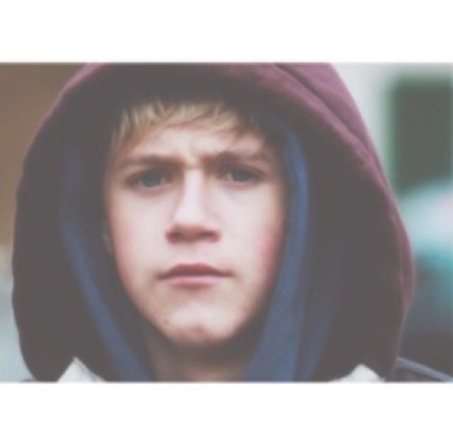 idk i love @NiallOfficial but he doesnt even know i exist