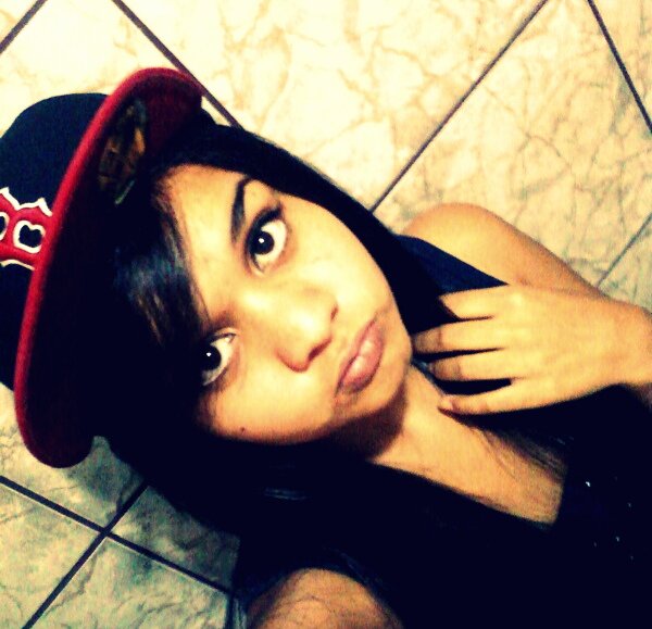 Sou uma garota sincera, meiga q ñ mede as palavras pra dizer oq acha das pessoas, carinhosa, e dedicada. Amo sair com os amigos, mas ñ curto falsidade :)