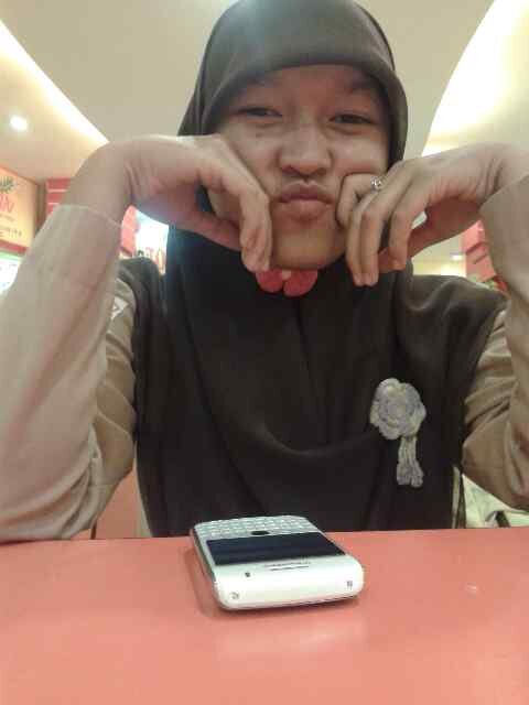 DheccieAriani's profile picture. Something can make me happy when I am beside my mother although I have many problem ♥ (˘⌣˘)ε˘`)  | VHS 1 Purwosari | PIN 293A1565