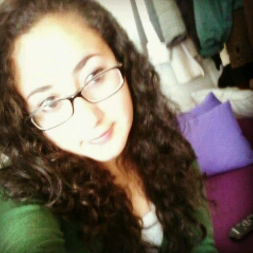 Soy una chica que le gusta disfritar cada sengundo cada  dia  me gusta divertirme y pasarla bien con los amigos