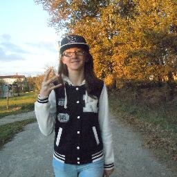 Je bosse, toi tu n'es pas d'taille
 Guette un peu le son, vas-y tweet
 Si t'as peur du vide : dégage boy
 Laisse-nous faire la 'sique