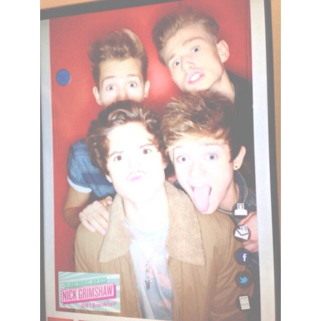 please follow me on @mistletoebrad ty ily