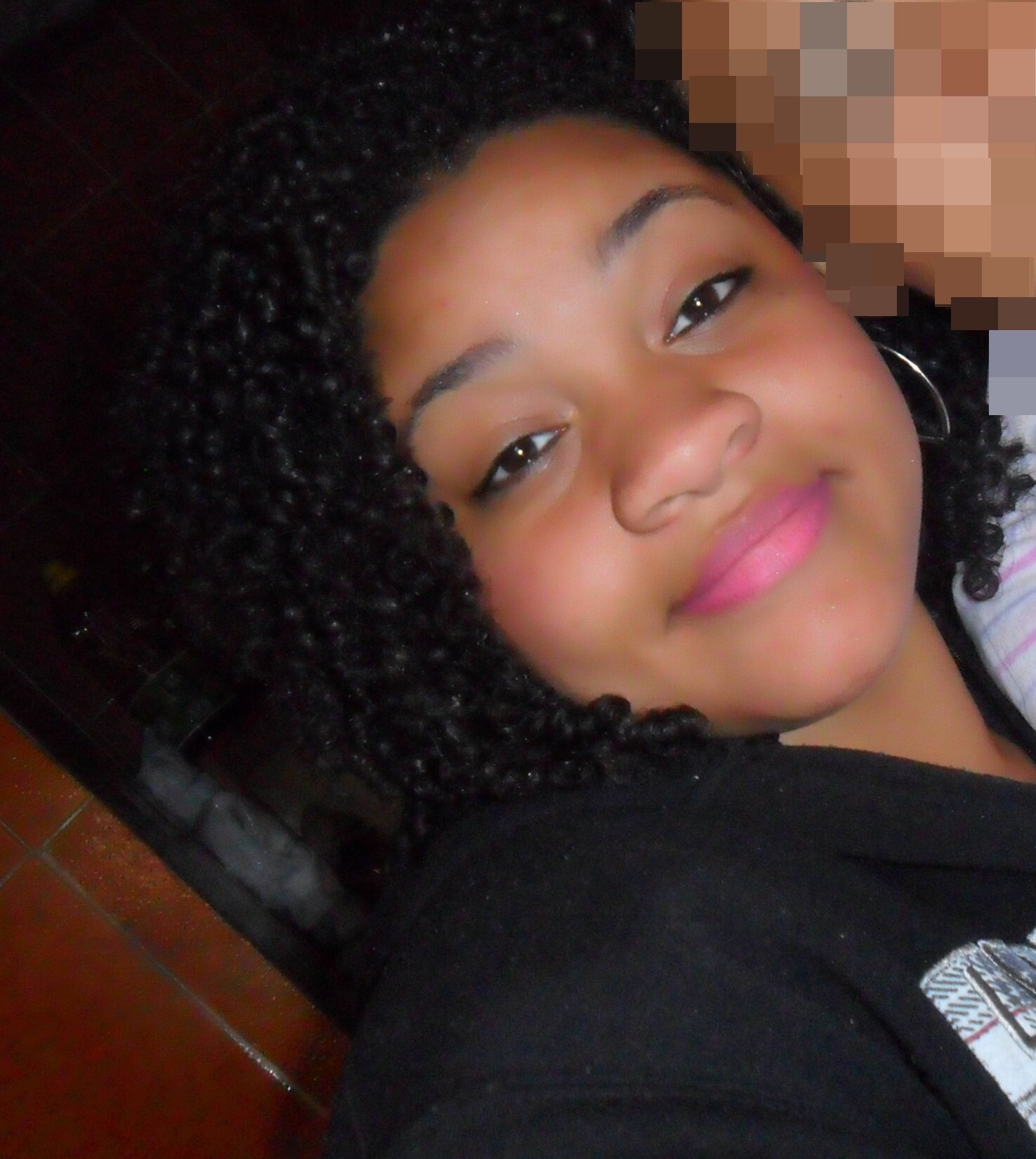 A MENINA É MAIS RODADA QUE PRATINHO DE MICROONDAS E FICA COMPARTILHANDO VERSINHO DE AMOR.
