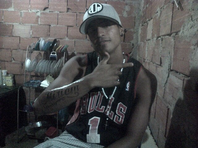 I love football .. sometimes I act my thing is pure lacreo ..?Follow me Twitter Oficial ♥ → http://t.co/RoRIGOTpL1
