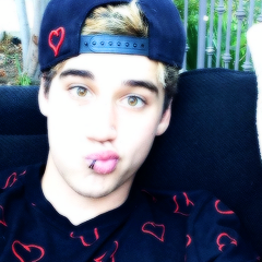 boyjanoskians_'s profile picture. levanta a cabeça princesa a boquete já acabou