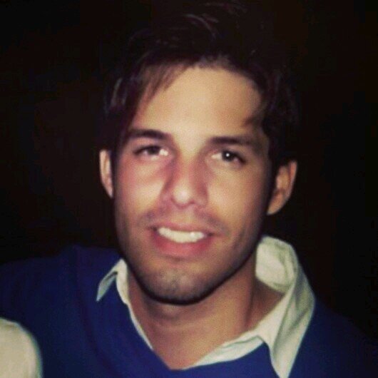 Dentista, Modelo y me considero fan del mejor deporte del mundo el Fútbol, así como de la musica !!