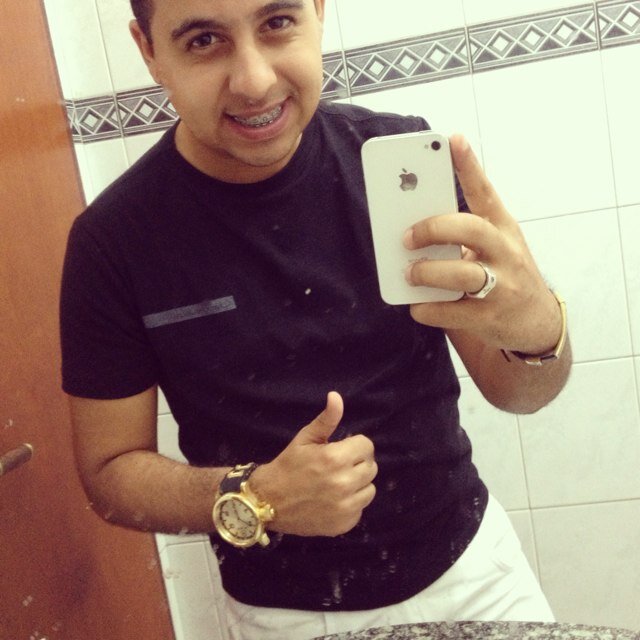 feio, preto e ando a pé. Mas sou gente boa.