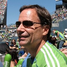 I am a Runner, sun-seeker, music fan, soccer player and out to have fun in this sunny life!