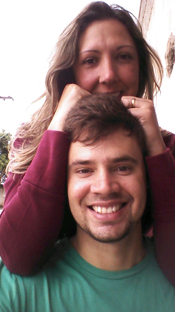 Ser feliz é o que interessa, o resto não tem pressa.
Vivo o hoje, pq amanhã, só a Deus pertence.
Simplicidade... e um belo sorriso é fundamental!!!