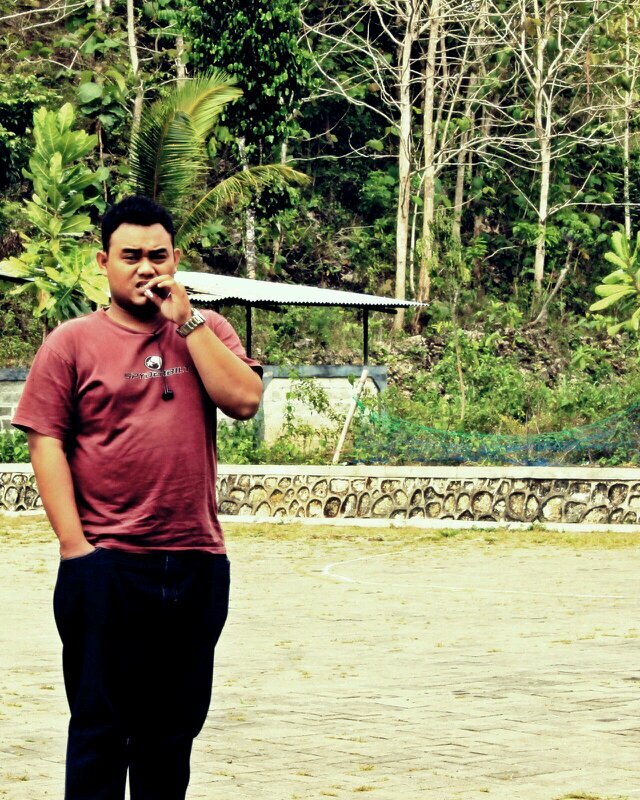 aku akan memperjuangkanya,siapapun dia, yang menemani mendaki. bukan dia yang menunggu ku di puncak !! camkan !