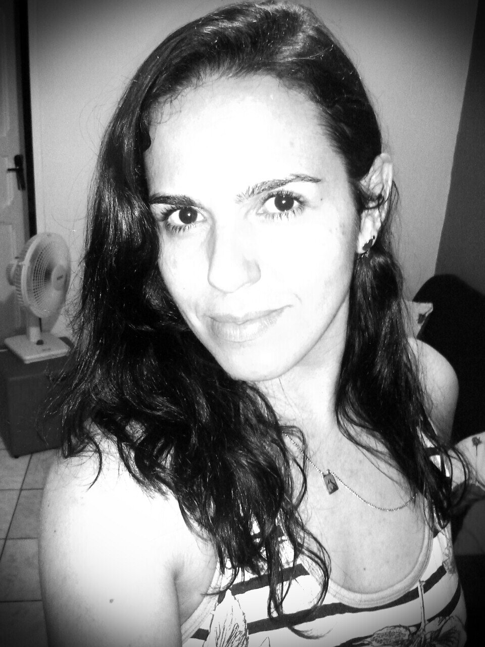 Sou feliz Mulher Uma, amiga ,  Profissional e nao suporto mentiras e Injustiças.