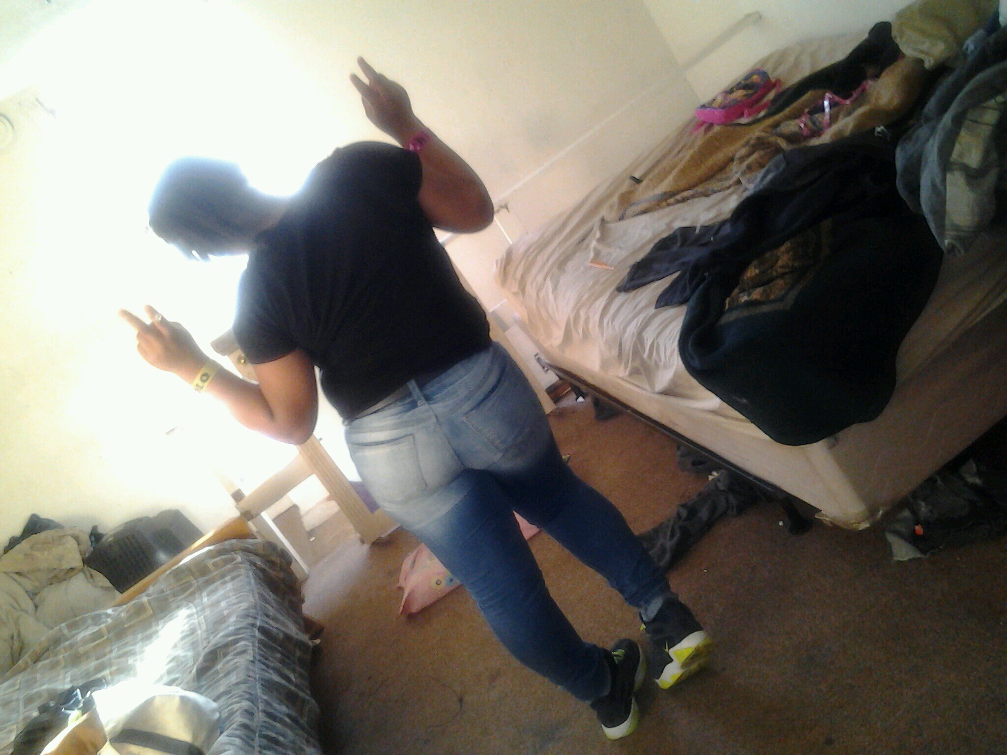 hey key here follow me @_inuamyK and make Lexi's button turn blue .. k bye!