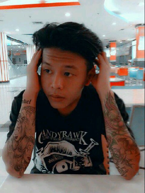 the cool hangout @BONLAP_crew I like hardcore and scream dancing My music @ DITECTIVE PERFORM thank's to family and someon I love.PIN 26B58434