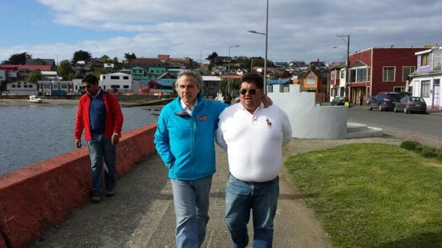 Soy un chilote de tomo y lomo adoro mi familia, me encanta la politica, soy el presidente comunal de Castro de la UDi