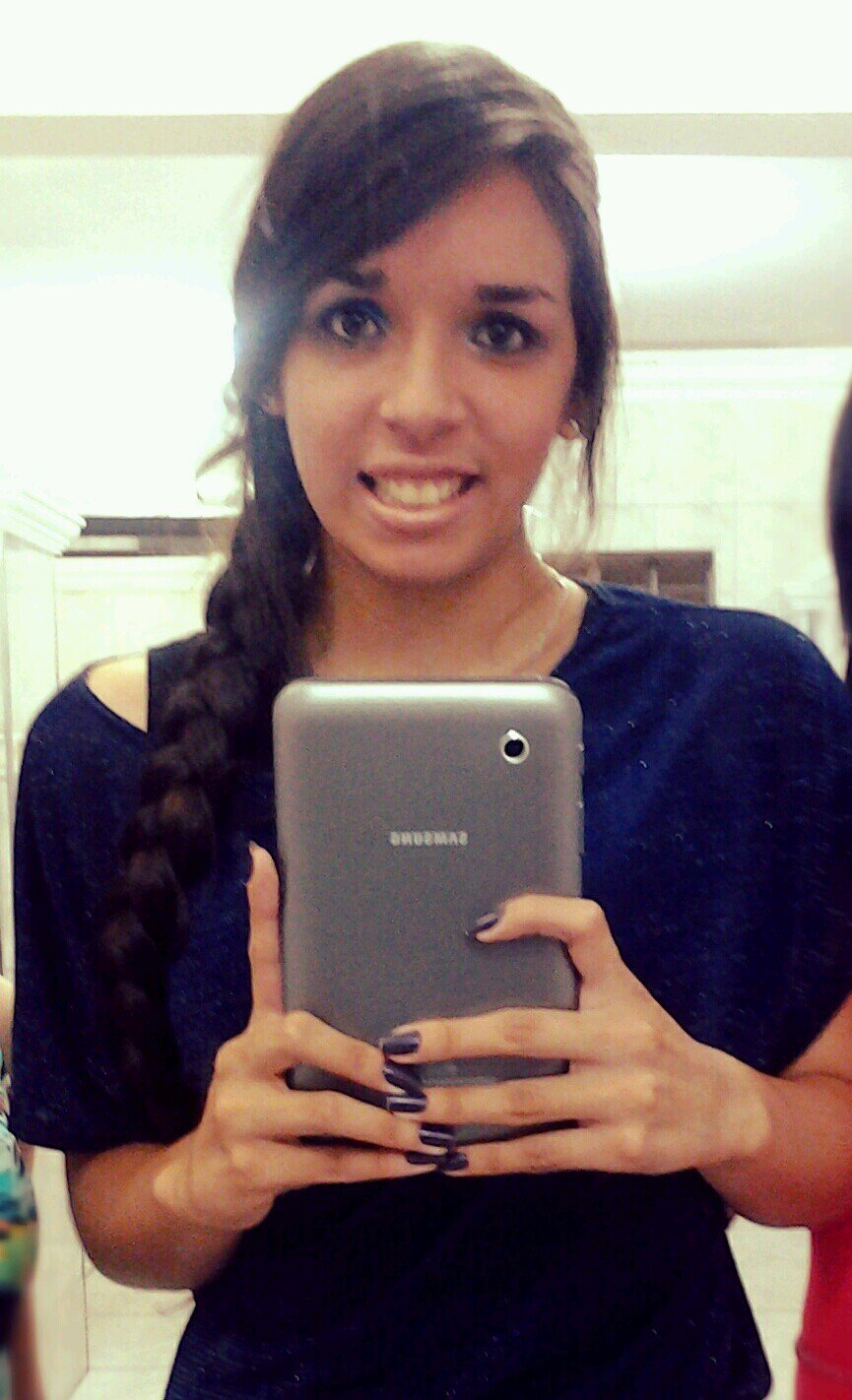 Brincalhoona , chaata, booba , gentil e lindaaa *-*  rs*
