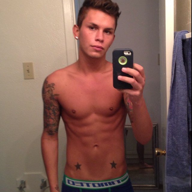 Hola. I'm Ritchie. Back up dancer. I've worked with Justin Bieber, Lady Gaga, Brittney Spears, Ke$ha, and Nicki Minaj (Single, Gay, 19)