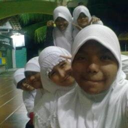 wanita cantik itu selalu tersenyum meskipun hatinya terluka :)
