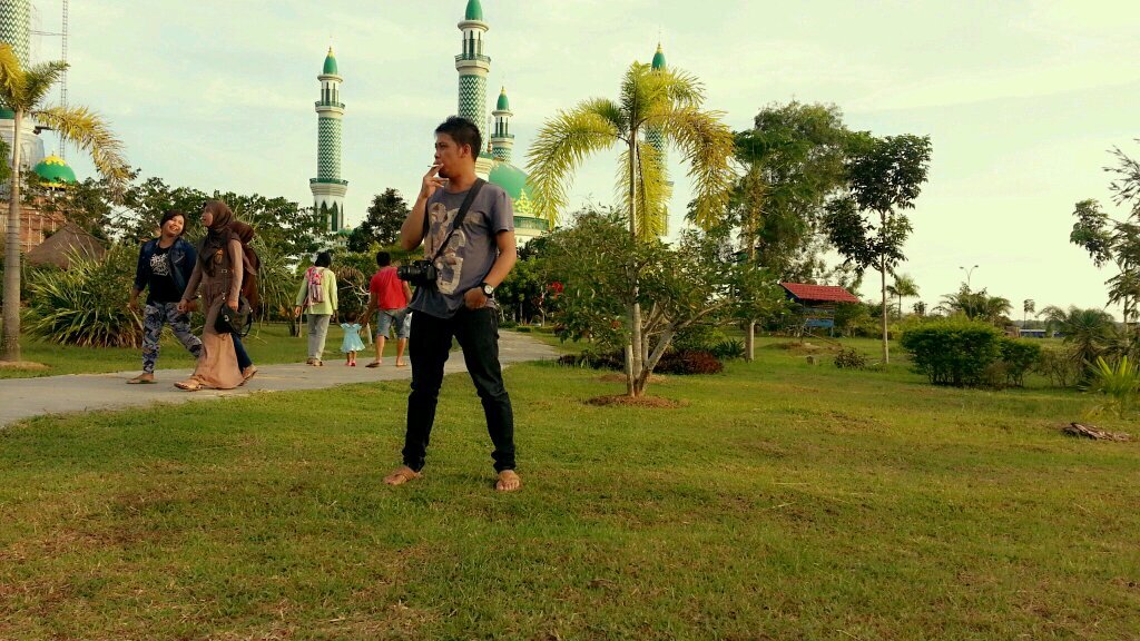 satu syaf dibelakang ku.ِ