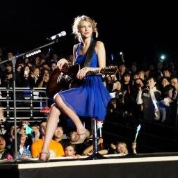 Curly hair to straight hair, pink lipstick to red lipstick, nobody to somebody. Taylor Alison Swift.