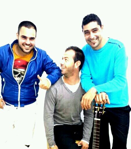 Somos un grupo flamenquito de tres chavales Guilleneros . Precios muy económicos. Telfn contacto : 658668411