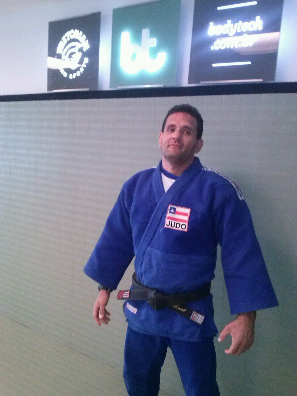 🎓Graduação em Bacharelado Administração
🎓Licenciatura Plena Educação Fisica, Especialização em Fisiologia do Exercício
🥋Faixa Preta de Judô 6°Dan e Jiu-Jitsu
