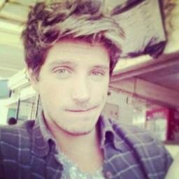 Sou fã do cara que abaixou a calça no meio do aquecimento vocal !!!       segue, sigo de volta !!