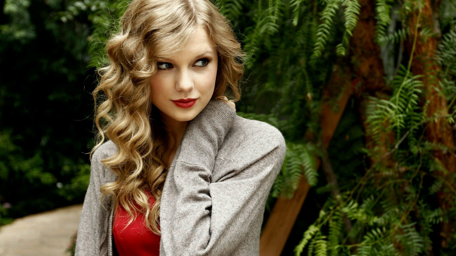 A Swiftie just living life, doing stuff, listening to Taylor, freaking out at how gorgeous she is...