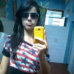 ananda passos 
  eu vou levando minha vida do jeito q dá, não atrapalho ninguém estou aki pra somar !!!
  sou tipo.......... calo a boca das recalcadas!!!