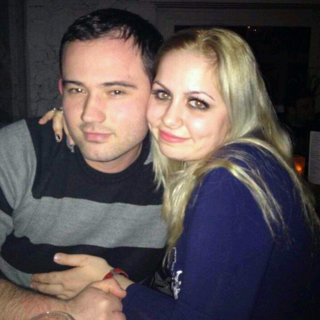 Born: 90s ❤️ Wife 👫 and mother 👪 
Dreamer🦄 So romantic ❤️ I Love coffee☕ , Netflix 📺 Candles 🕯️Books 📚 and more....